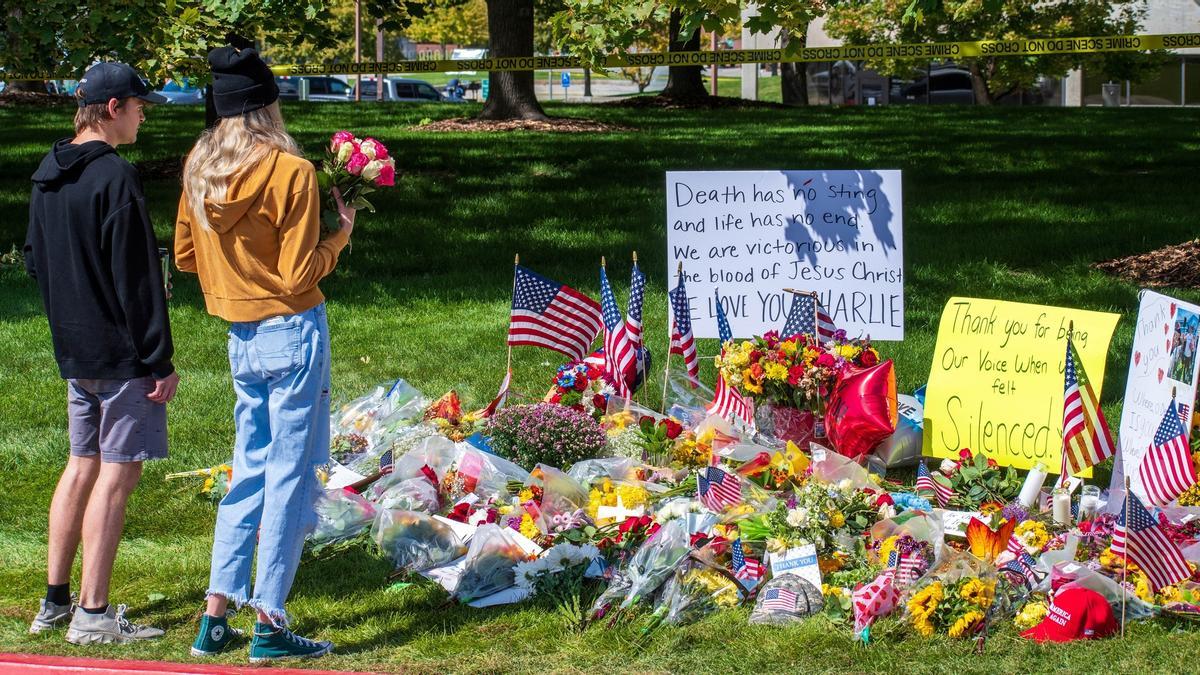 Dos personas junto al altar en recuerdo de Charlie Kirk en la Universidad del Valle de Utah en Orem, donde fue asesinado.
