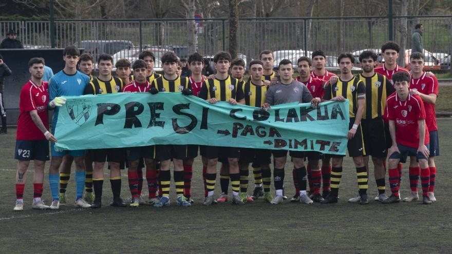 En imágenes: Protesta de los jugadores del CD Lakua antes del partido
