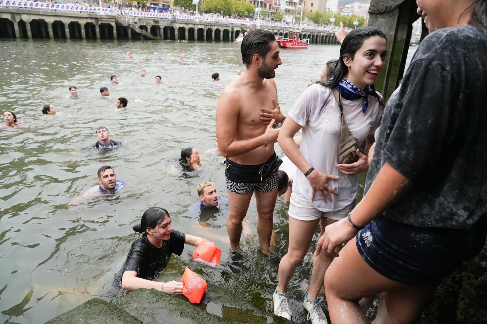 En imágenes: chapuzón en la ría de Bilbao tras el txupin