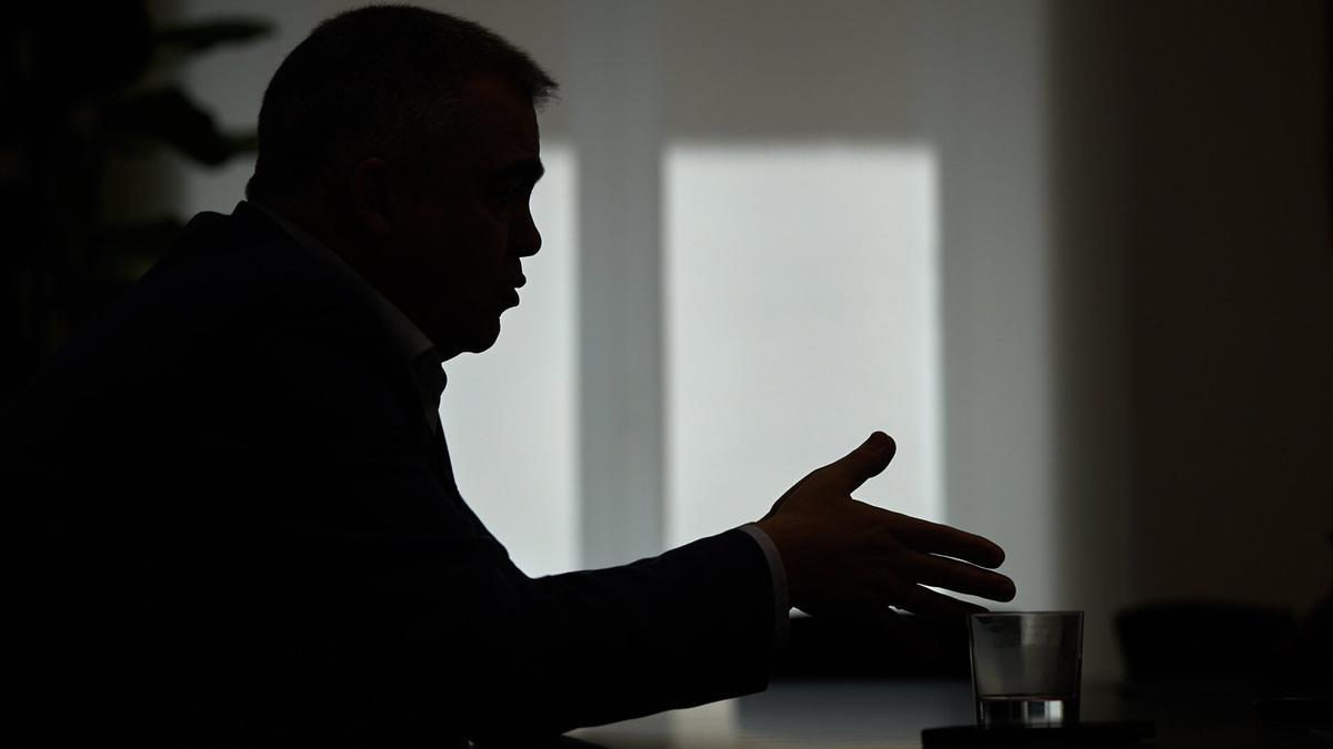 Santos Cerdán, a contraluz durante una entrevista con este periódico en la reformada segunda planta de la sede del PSN en Pamplona.