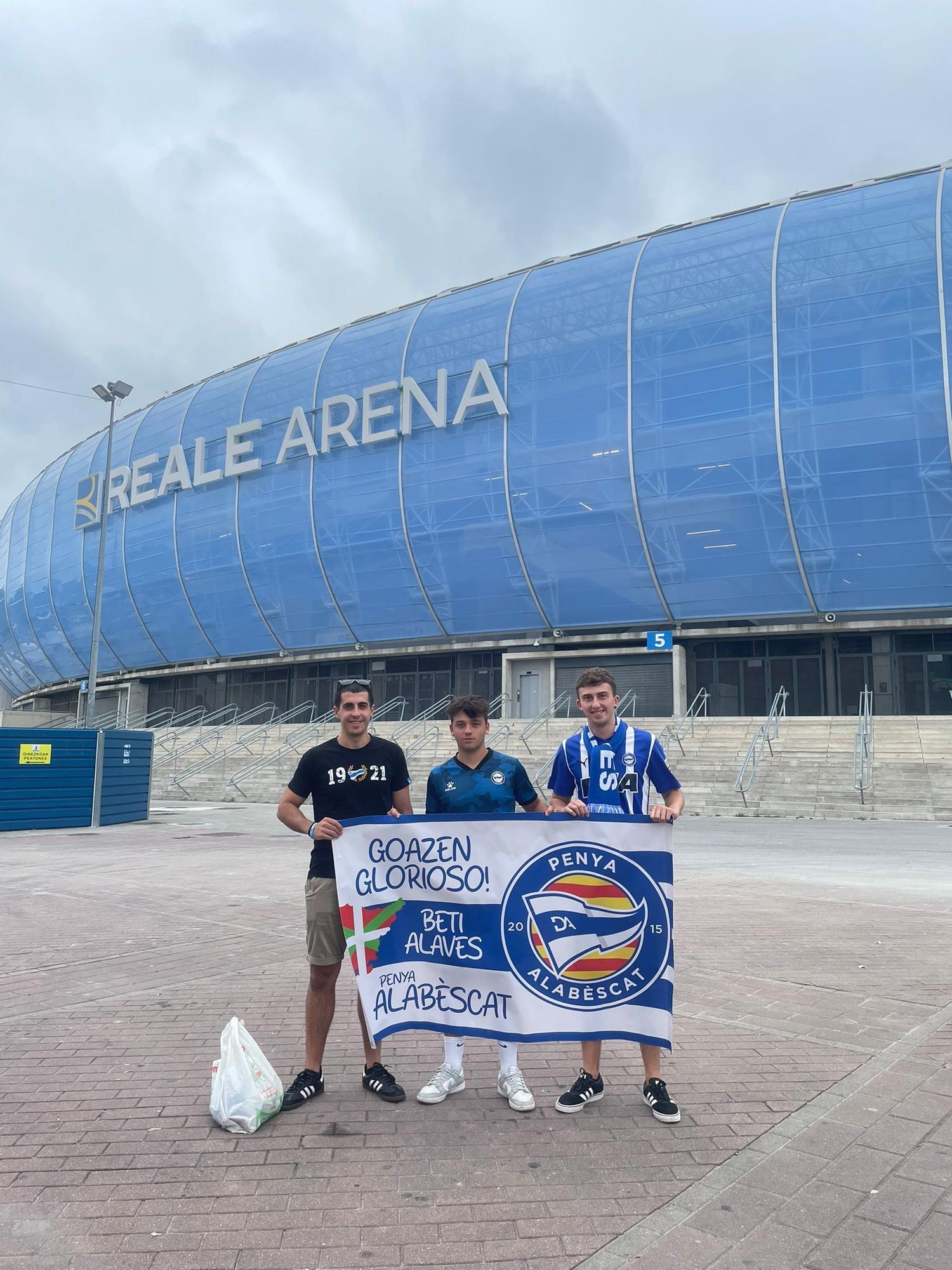 Penya Alabèscat, 10 años animando al Alavés en la distancia