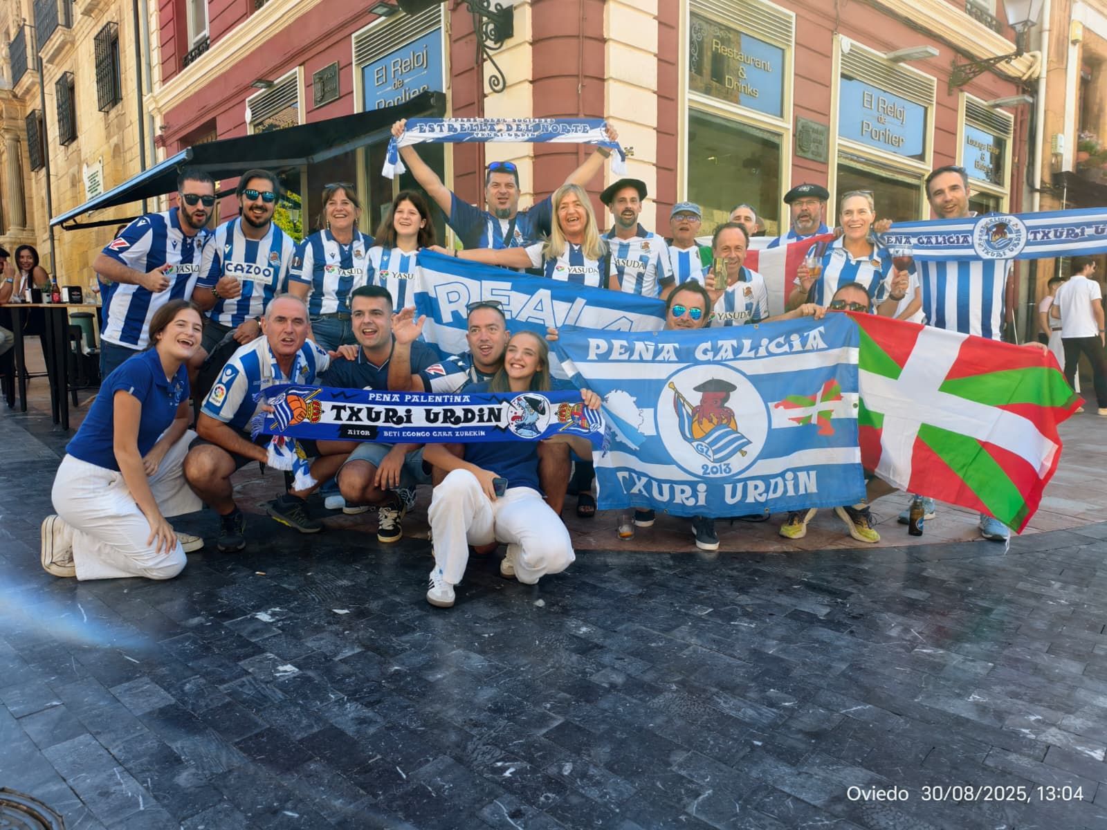 [Fotos] Varios seguidores de la Real se desplazan a Oviedo para animar al equipo
