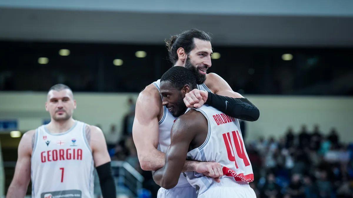Kamar Baldwin se abraza con Shengelia durante su participación en los clasificatorios para el Eurobasket.