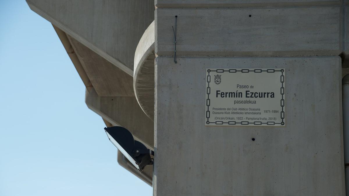 Placa del paseo de Fermín Ezcurra, en la calle peatonal entre el estadio El Sadar y el Navarra Arena.