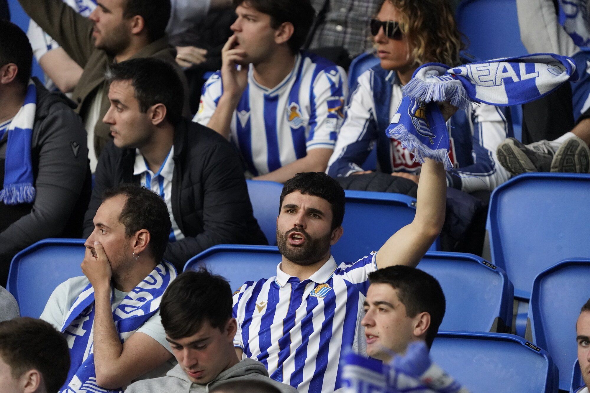 La afición txuri-urdin celebra la victoria en Anoeta.