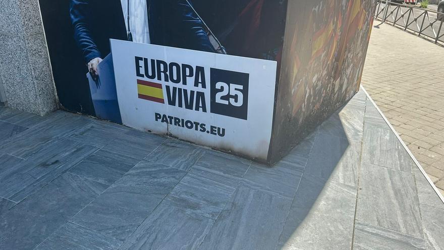 Queman penes de plástico en la puerta de la sede de Vox, cuya fachada queda dañada