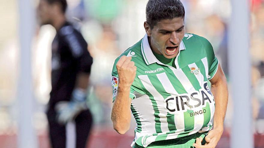El centrocampista del Real Betis Salva Sevilla celebra el gol marcado al Valencia.