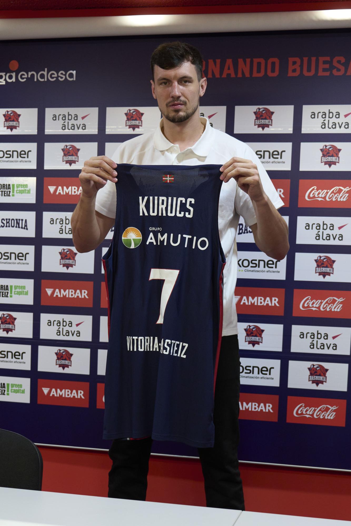 El exterior letón Rodions Kurucs ha sido presentado como nuevo jugador de Baskonia para las próximas tres temporadas