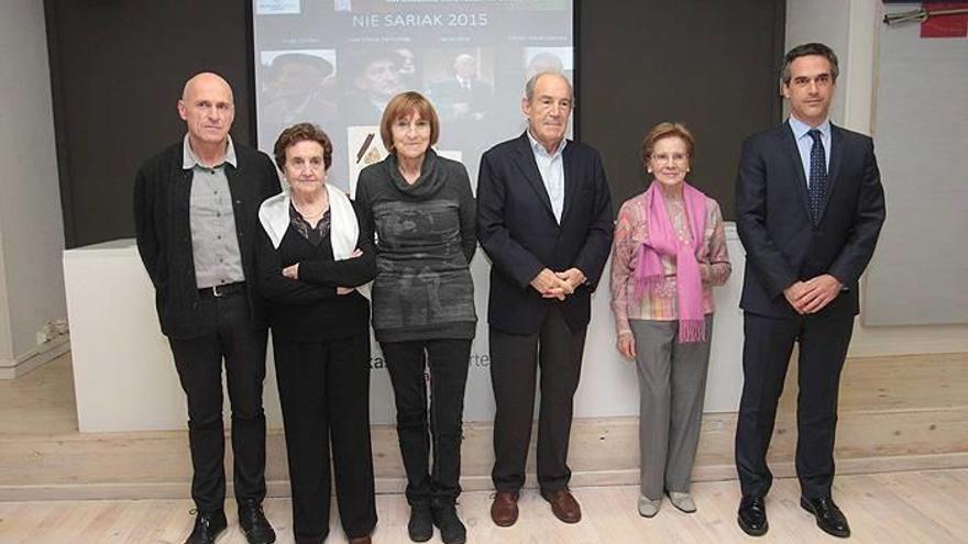 Josu Repáraz (i) y Pello Irujo (d), direc tor y presidente deNIE, junto a Carlos Garaikoetxea y las familiares de Cortés,Satrústegi y Jesús Atxa.