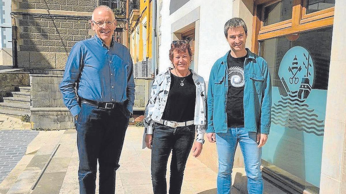Iñaki Ostolaza (EH Bildu), Zumaiako alkatea, Larraina elkarteko kideekin.  | ARGAZKIA: ZUMAIAKO UDALA