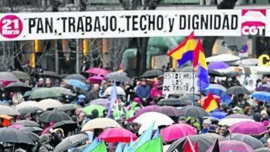Una marea humana inunda la plaza de Colón de Madrid.