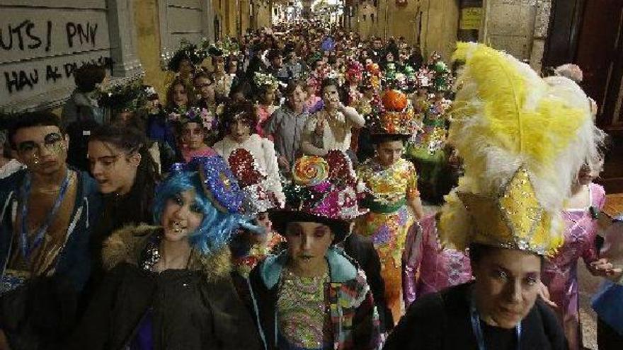Música y color arrasan en la ‘Consti’