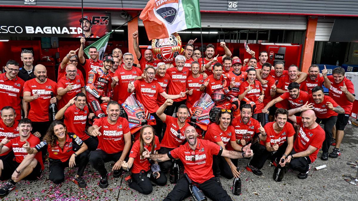 Marc Márquez celebra el Mundial junto a su equipo.