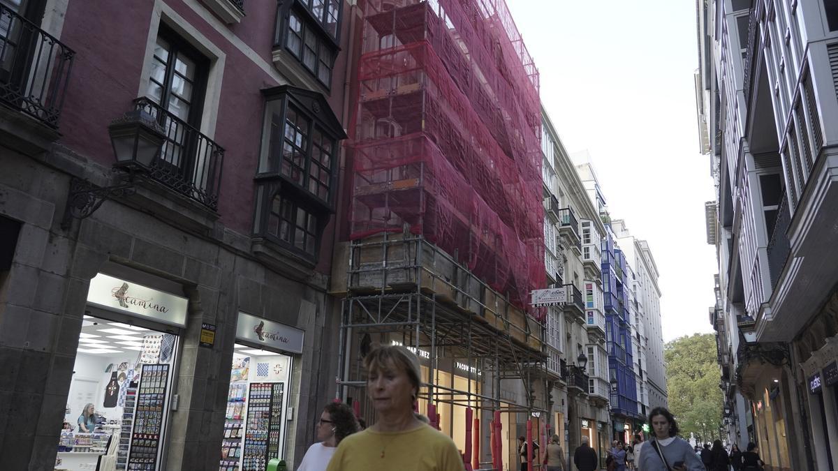 Unos andamios en la calle Correo del Casco Viejo, el ámbito de actuación más antiguo de la sociedad municipal Surbisa.