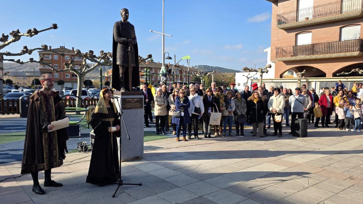 La plaza de San Cosme y San Damián, este mediodía durante la inauguración de la nueva escultura.