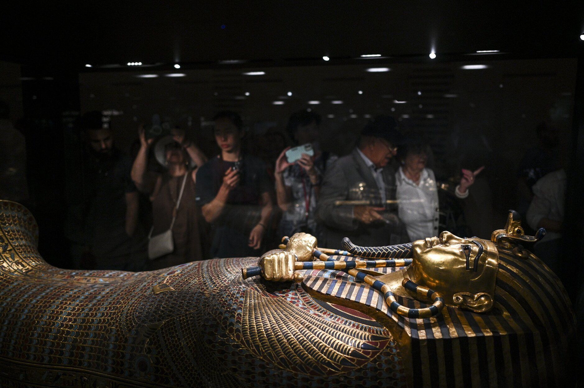 Visitors look at the gilded coffin of ancient Egyptian pharaoh Tutankhamun EFE.jpg