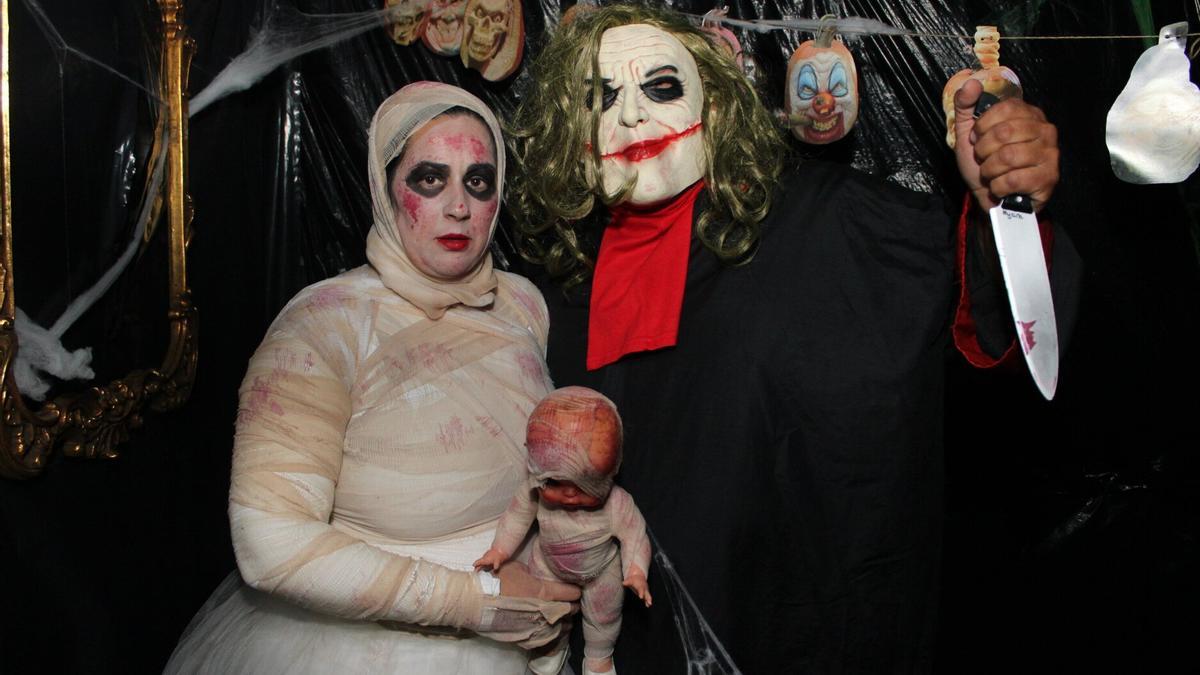 Dos de los personajes del túnel del terror de Castejón.