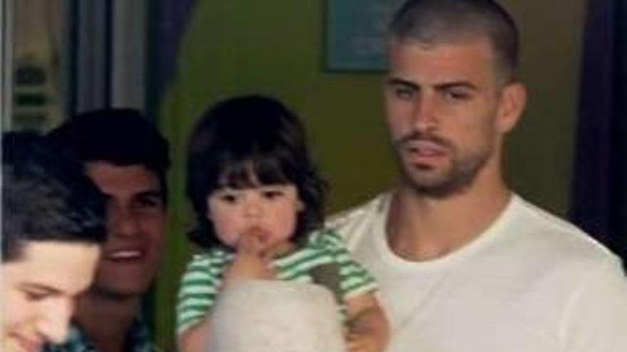 El pequeño Milán en brazos de Piqué, detrás de Shakira.