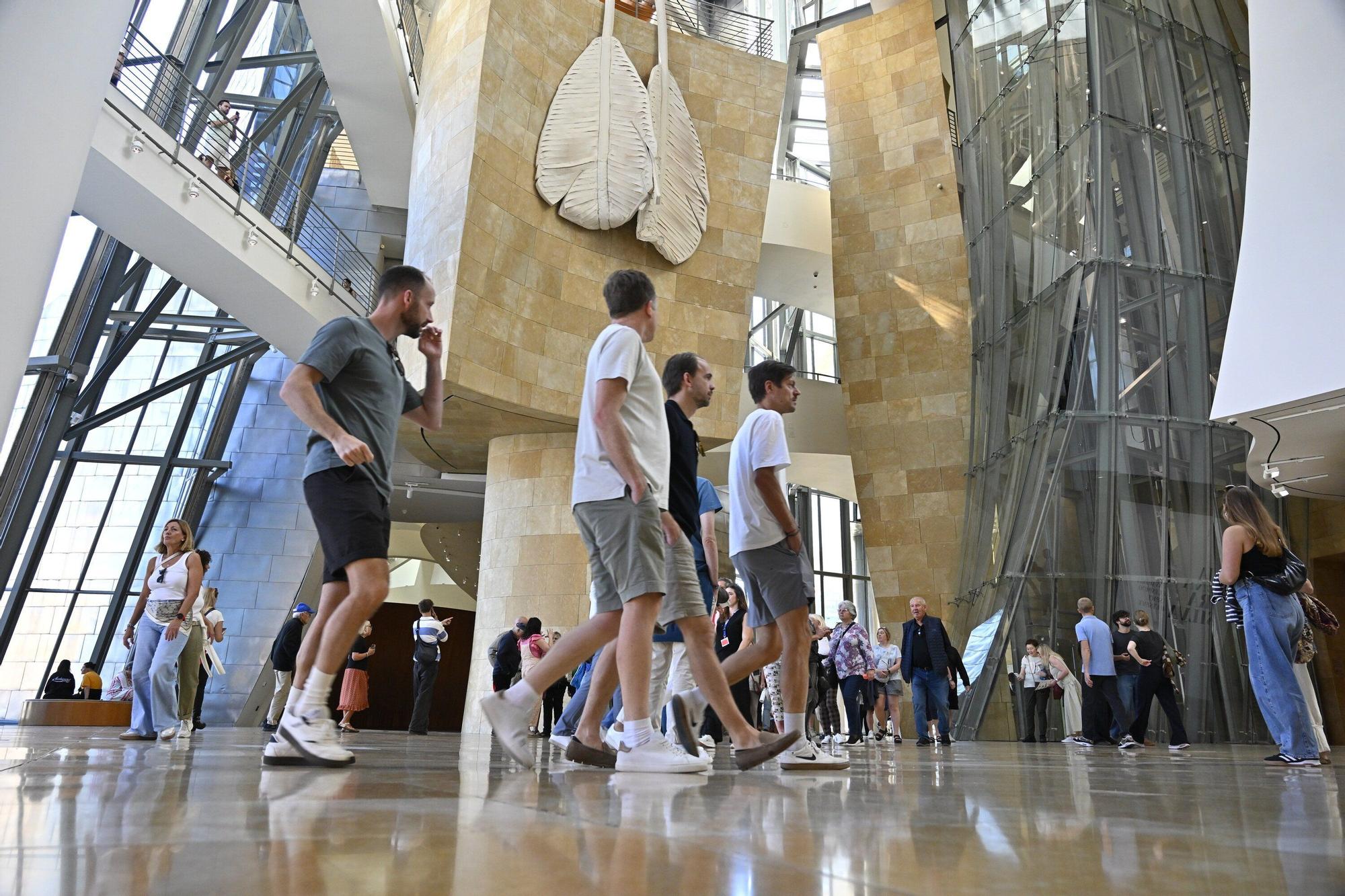 El Museo Guggenheim acoge a miles de visitantes en su 28º cumpleaños