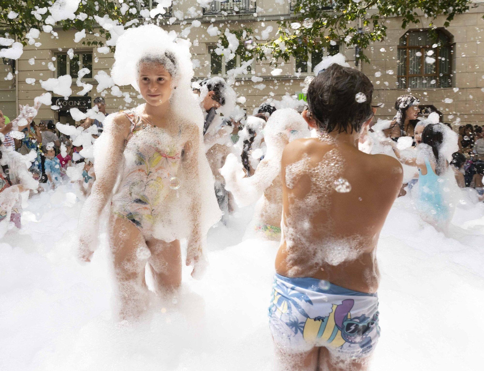 En imágenes: ¡Un baño de espuma refresca a los más txikis!