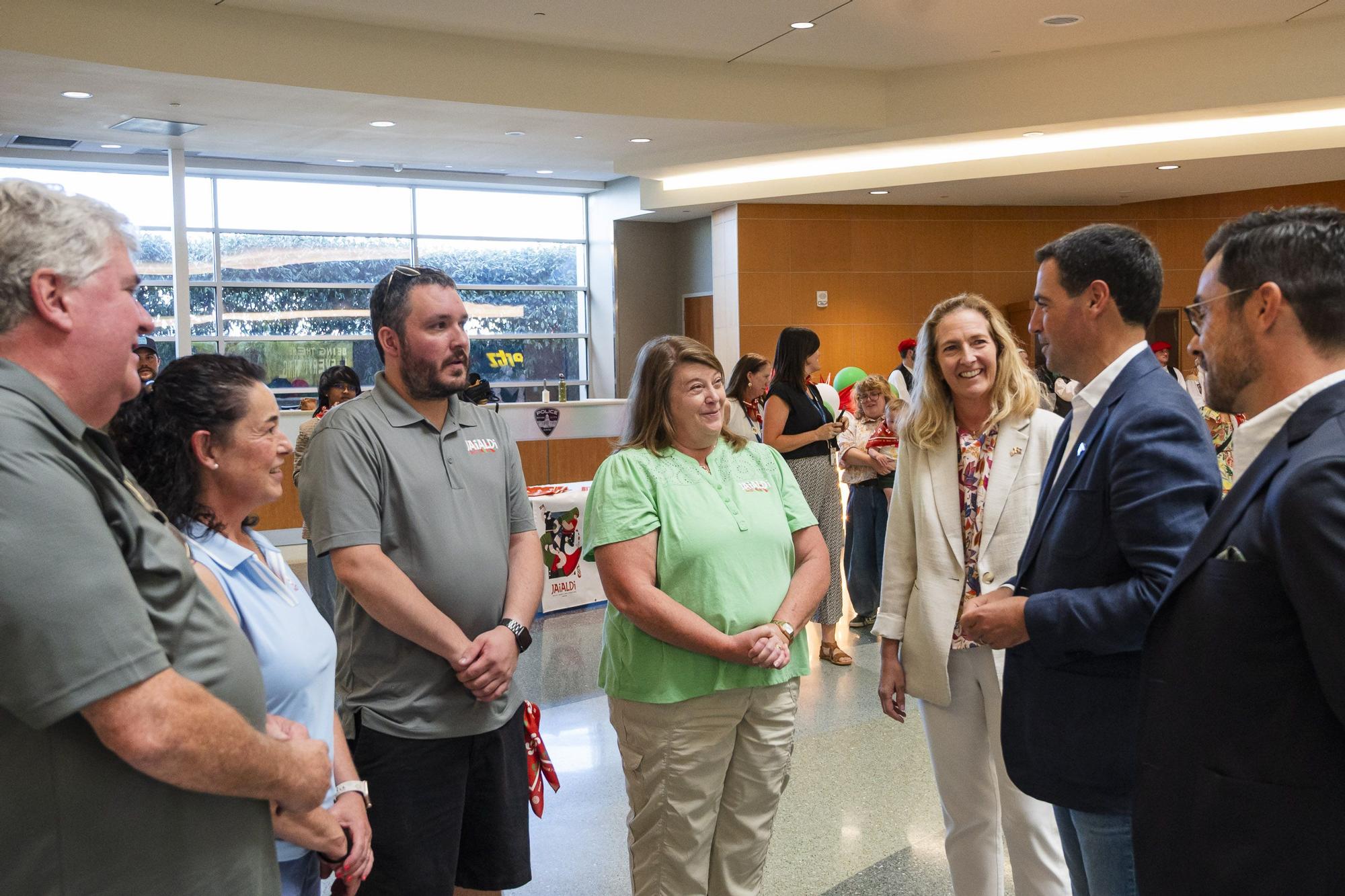 El lehendakari, Imanol Pradales, es recibido en el aeropuerto de Boise (Estados Unidos) a su llegada para participar en el Jaialdi