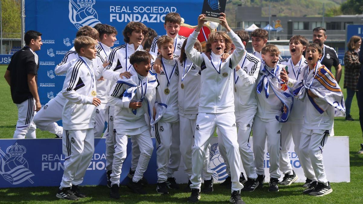 Los jugadores del Real Madrid celebran su triunfo en el torneo sub-13.