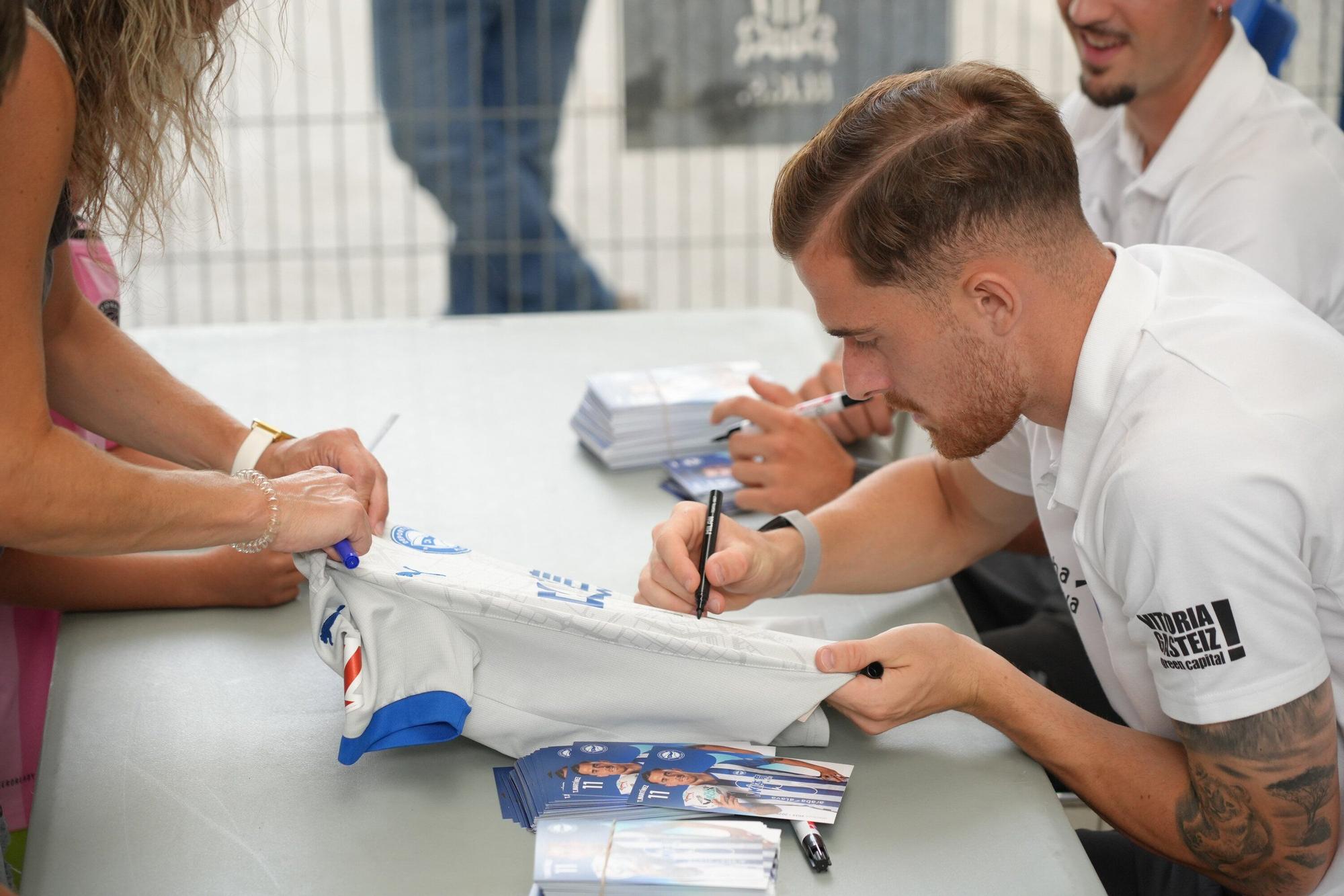 En imágenes: Toni Martínez y Víctor Parada firman autógrafos en las piscinas de Gamarra