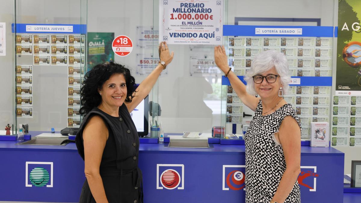 Las responsables de la administración número 13 de Donostia, en Amara, tras vender un El Millón premiedo en el sorteo de Euromillones