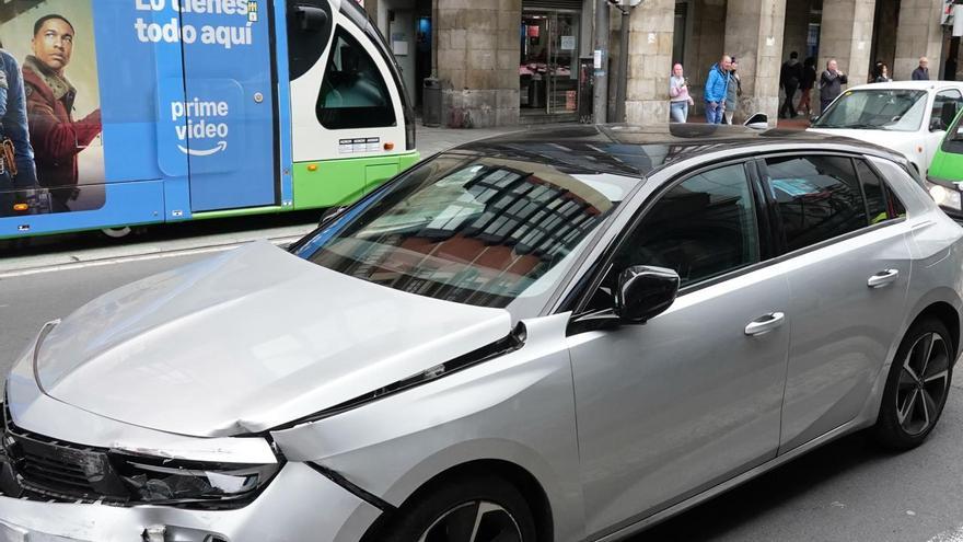 Accidente entre un tranvía y un coche en el Mercado de La Ribera