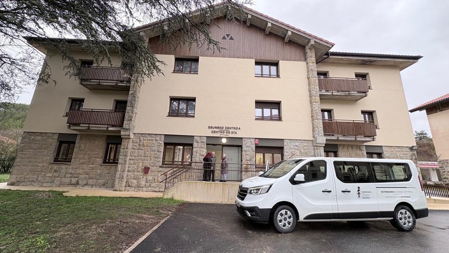 Nueva furgoneta adaptada en el Centro de Día de Esteribar