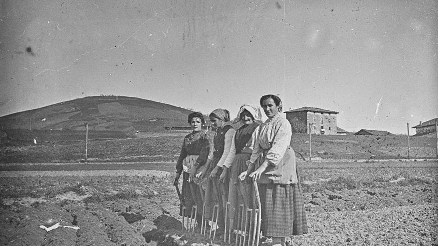 Imágenes antiguas de mujeres baserritarras en Euskadi