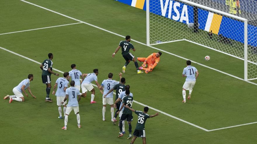 La afición uruguaya sufre en Montevideo el amargo empate con Arabia Saudí