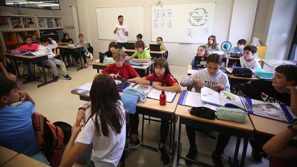 Un profesor imparte una clase al alumnado en el aula.