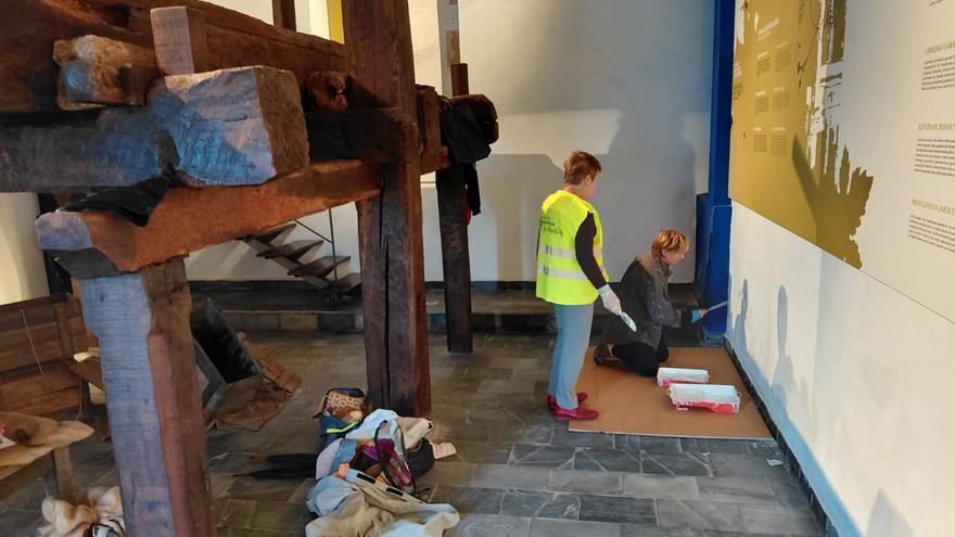 Vecinos de Lekeitio renuevan el entorno de Santa Elena en vísperas del Día de las Personas Mayores