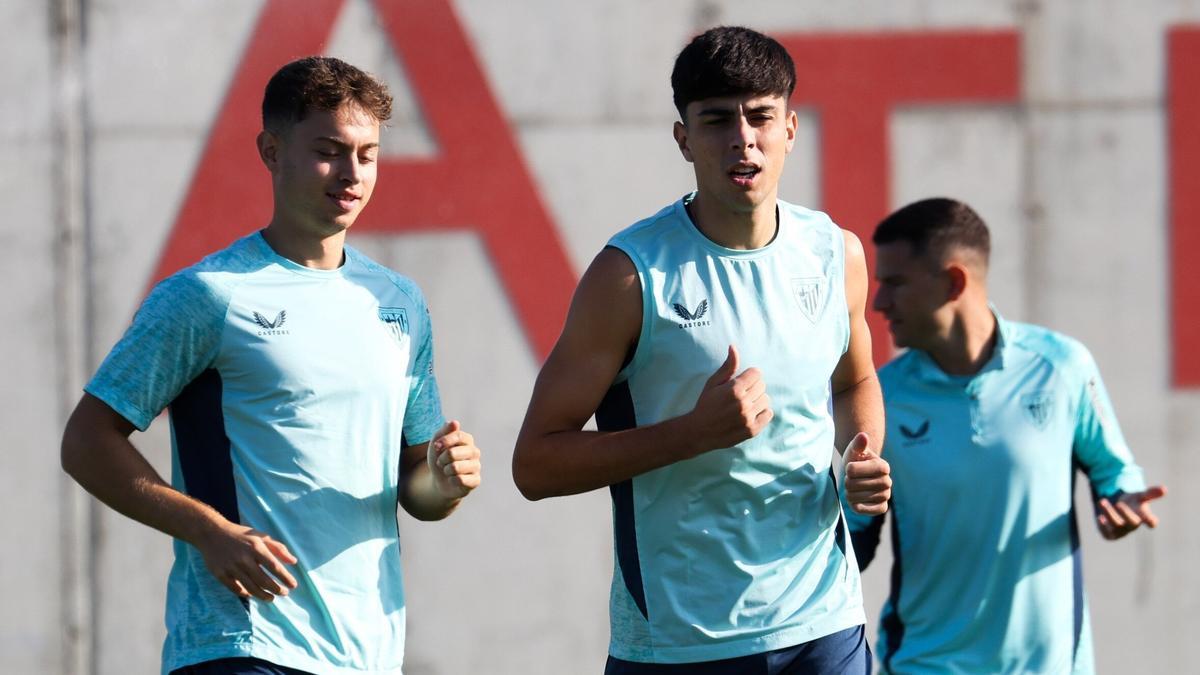 Alejandro Rego, junto a Jon de Luis, en el entrenamiento de ayer en Lezama.