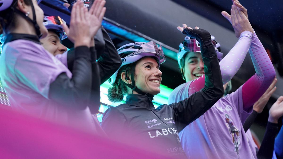 Ane Santesteban saluda al público durante la presenteación de equipos previa al Gran Premio Ciudad de Eibar, el día de su retirada.