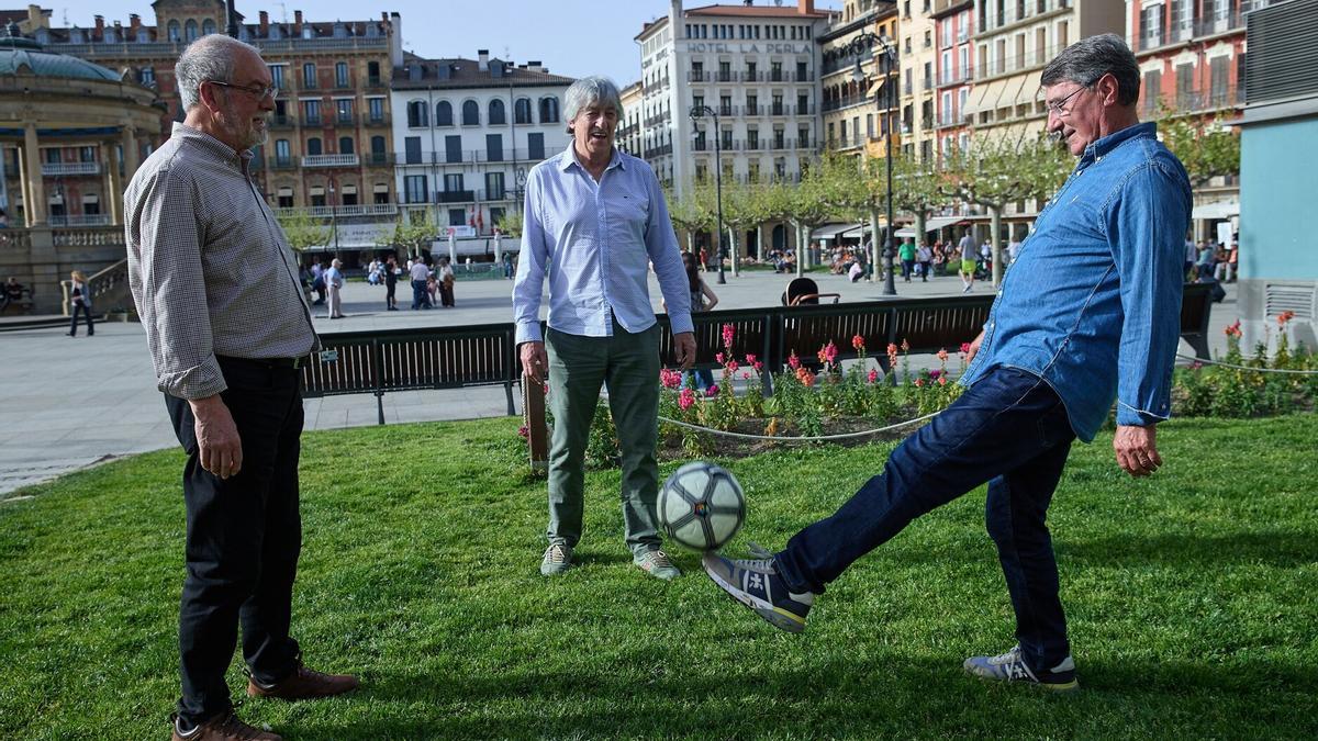 Enrique Martín Monreal, Patxi Iriguíbel y José Manuel Echeverría dan toques a un balón en la plaza del Castillo