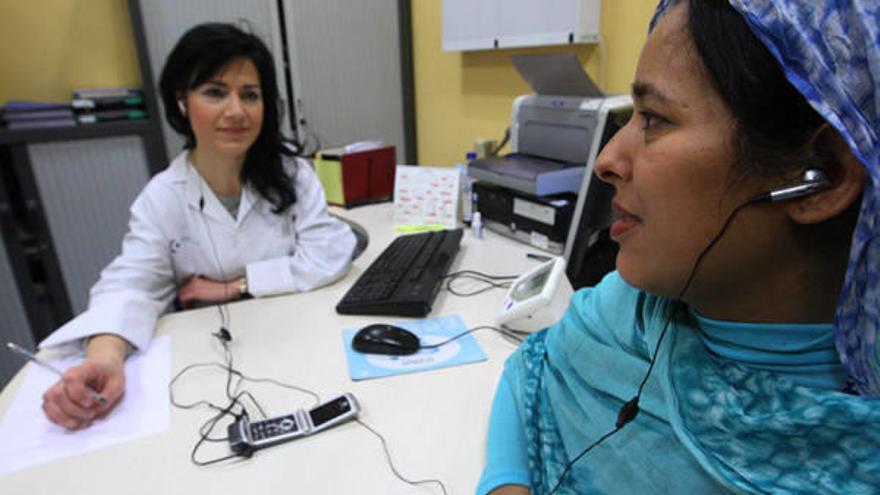 Una inmigrante acude a una consulta médica en el centro de salud de su municipio.