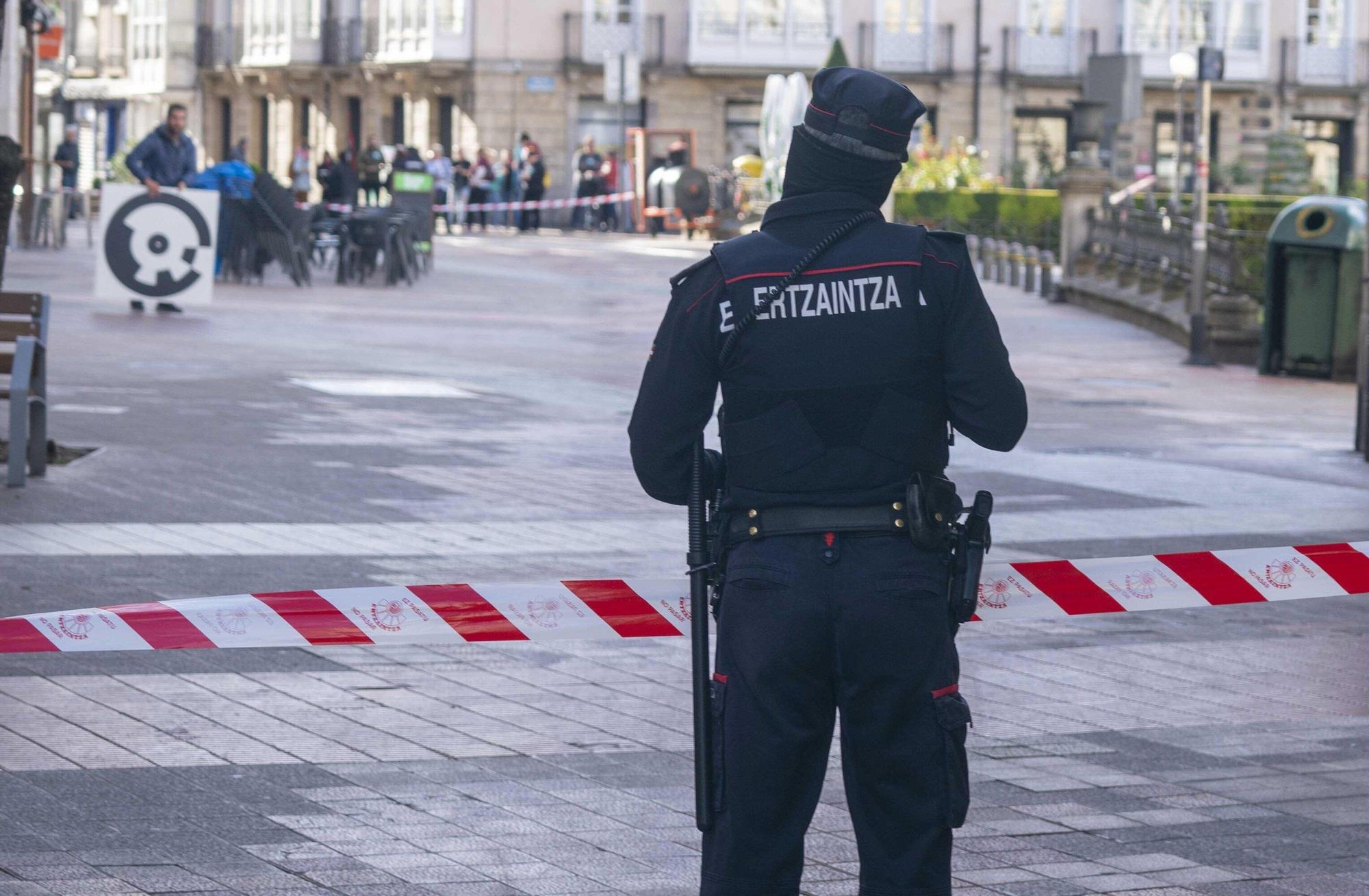 En imágenes: La Ertzaintza acordona la plaza de la Provincia para investigar el pelotazo a un manifestante