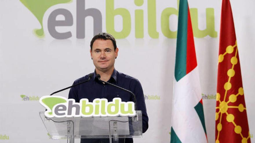 El portavoz de EH Bildu Hasier Arraiz, durante la rueda de prensa que ha ofrecido en Donostia.