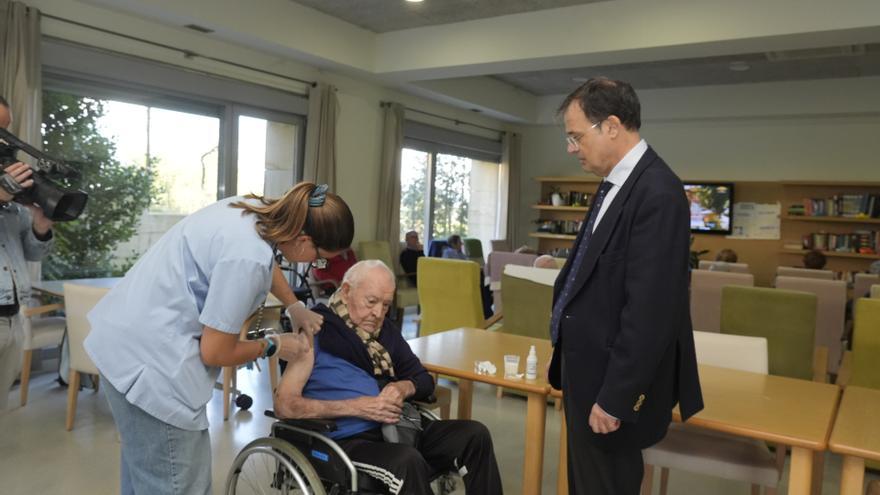 Osakidetza arranca en las residencias de personas mayores la vacunación frente a la gripe y el covid