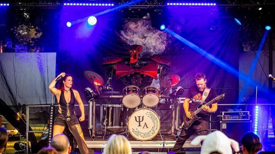 "La gente puede venir por el robot, pero se va hablando de la música, la energía y el mensaje"