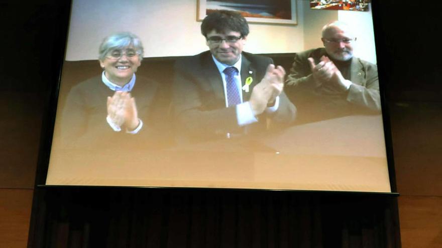 Los diputados electos Carles Puigdemont (c), Clara Pontasí (i) y Lluís Puig (d).