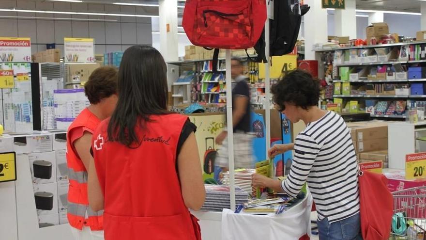En esta edición participó voluntariado de Cruz Roja, que fue el encargado de recoger el material escolar, como lápices, bolígrafos, cuadernos o rotuladores, donado por los clientes de Carrefour.