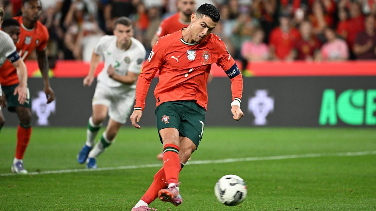 Cristiano Ronaldo lanza un penalti con el combinado portugués.