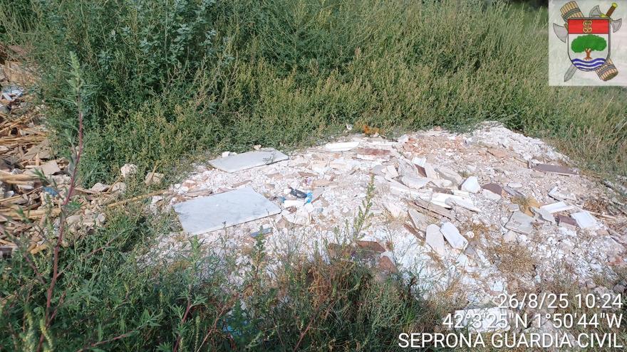 Sillas, mesas, latas, un andamio...: vertido de escombros no autorizado en Fitero