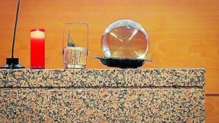 Una bola transparente presidió ayer el funeral.