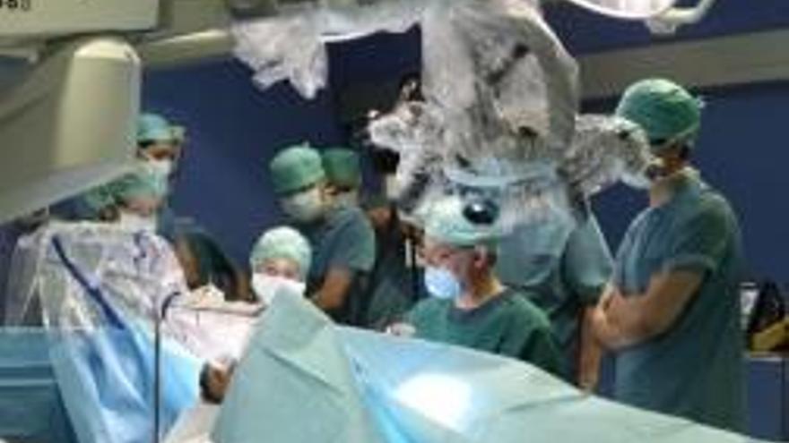 El doctor Manrique y su equipo en quirófano durante un momento de las intervenciones para colocar el implante auditivo con anestesia local.