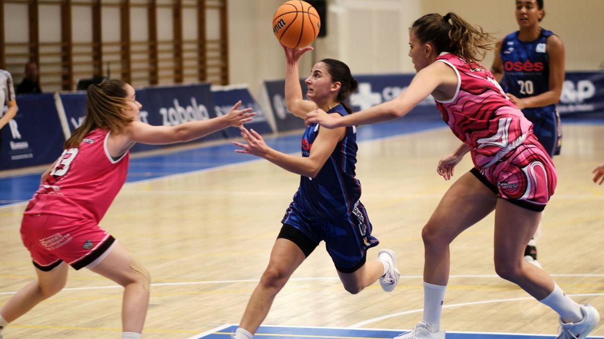 Mamen Blanco, en un lance de juego contra el Alter Enersun Al Qázeres.