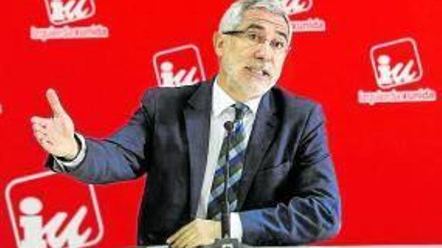 Gaspar Llamazares, durante una rueda de prensa en la sede de IU.